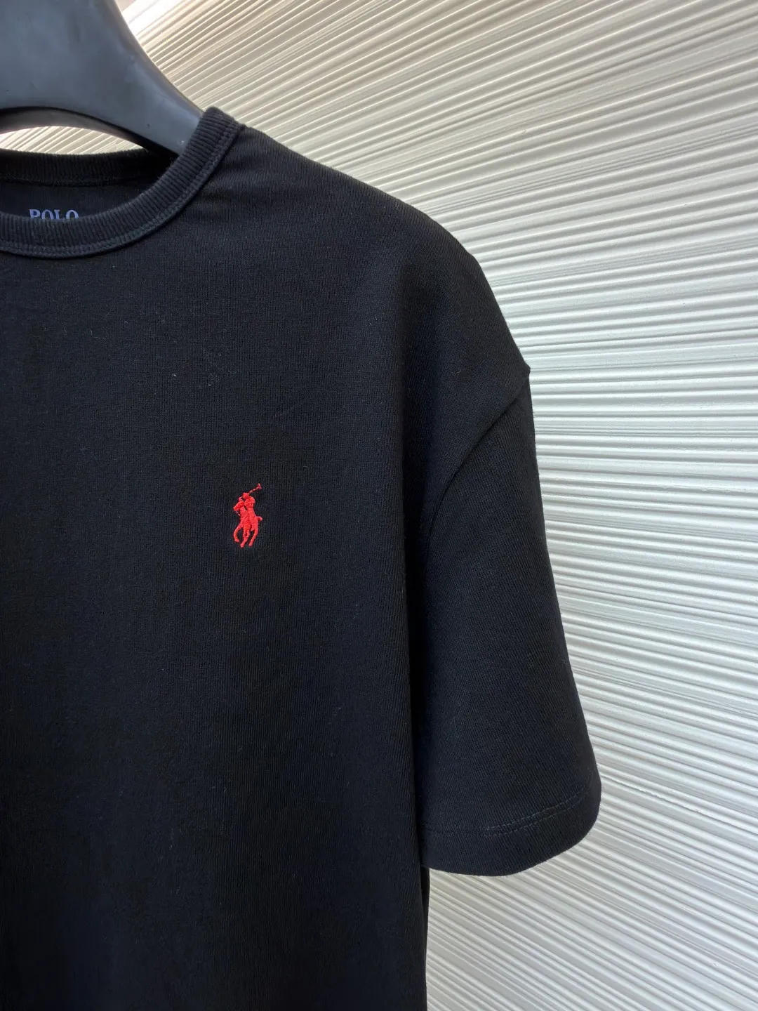 Ralph Lauren logo embroidered short sleeves ●Original version: Purchased and developed for 990 ●Item number: 1682482-X80 ●Material: linen soft plain weave fabric ●Technology: embroidery production ●Color: black ●Version: Fitted version ●Weight: about 280 grams ●Size: S-M-L-XL ●Description: Customized cotton and linen soft plain weave fabric, delicate touch, comfortable and close to the skin, with deep black as the main color Exquisite red pony logo is embellished throughout. It is highly recognizable. It brings an atmosphere of freedom and vitality. A symphony of pure and smart colors. It outlines a high-end outline with extreme simplicity and becomes the smart focus of the vision. It shows taste in silence and adopts imported machine embroidery technology. It uses advanced computer control system and precise mechanical components to realize the iconic pony embroidery operation. High precision. The lines are smooth and delicate. The fabrics have been washed. It has a better hand feel and texture. It is not easy to deform and not shrink. Not easy to fade and maintain long-lasting beauty. The overall wiring is straight and delicate, the fabric is comfortable and soft, and the color is consistent without color difference. It can be matched with the same style to create a fashionable look and control various occasions. Customized accessories, complete with three standards, same style for men and women!